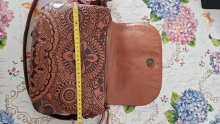 Bolso de cuero marrón con diseño