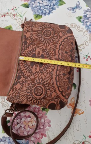 Bolso de cuero marrón con diseño