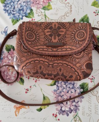Bolso de cuero marrón con diseño