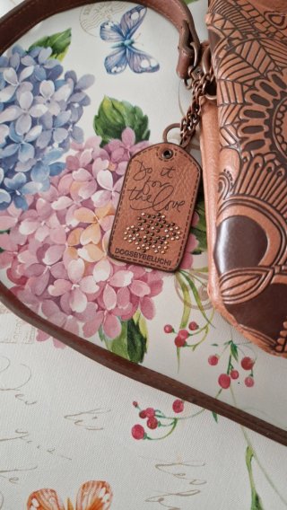 Bolso de cuero marrón con diseño