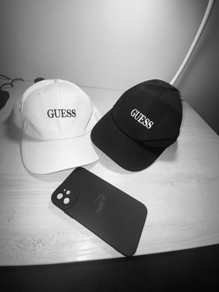 Gorra Guess Negra y blanca 20€ las dos.