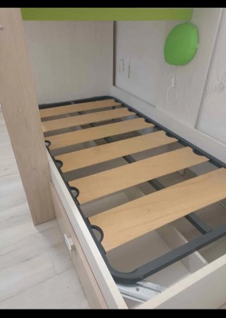 Litera de madera con cajones