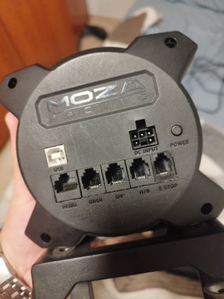 Moza R3 con volante de F1 y férula de carga