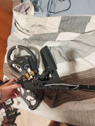 Moza R3 con volante de F1 y férula de carga