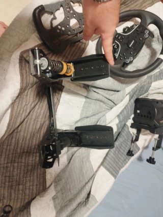 Moza R3 con volante de F1 y férula de carga