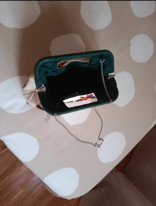 Bolso Zara con flores bordadas y abalorios.