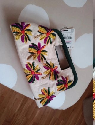 Bolso Zara con flores bordadas y abalorios.