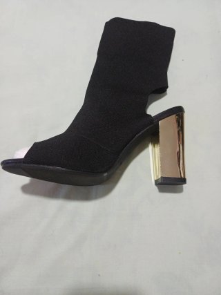 Botines negros tacón dorado de shein
