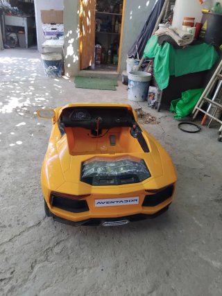 Coche eléctrico infantil amarillo