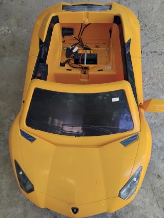 Coche eléctrico infantil amarillo