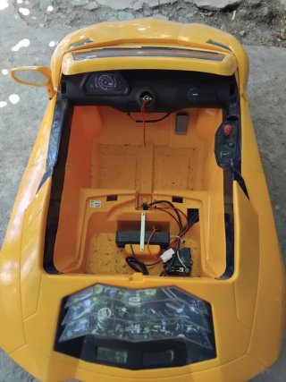 Coche eléctrico infantil amarillo