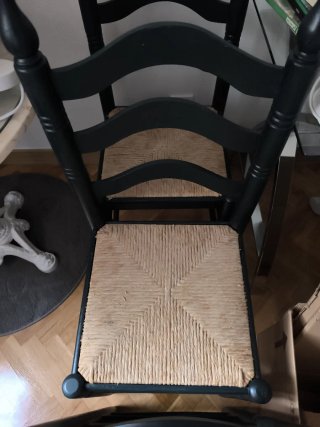 Sillas de madera con asiento de ratán, 3 unidades.