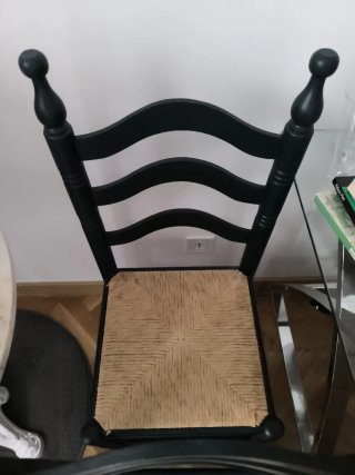 Sillas de madera con asiento de ratán, 3 unidades.