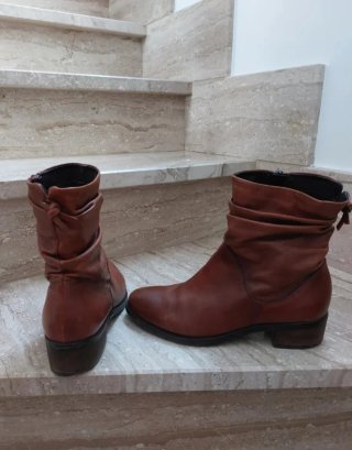Botines de piel marrón