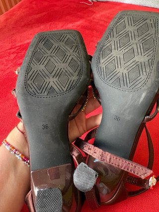 Sandalias de satén con pedrería