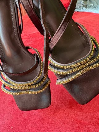 Sandalias de satén con pedrería