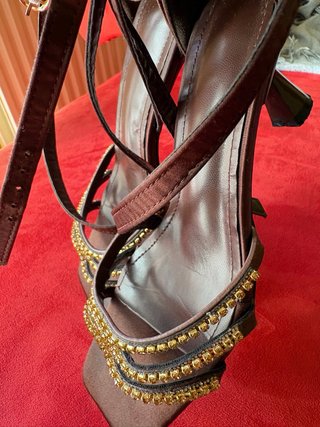Sandalias de satén con pedrería