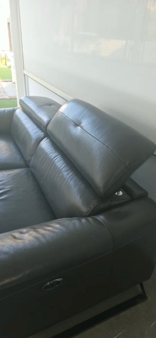 Sofá de piel gris con motores