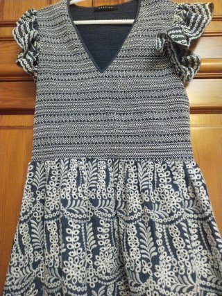 Vestido azul y blanco con volantes