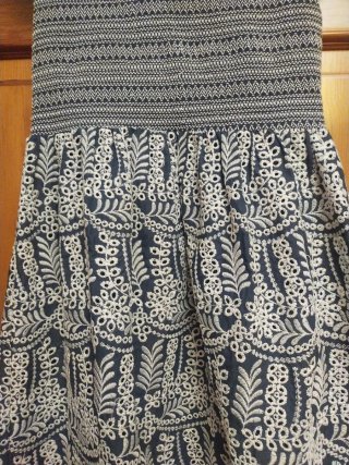 Vestido azul y blanco con volantes