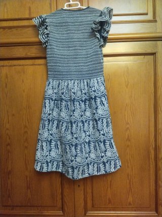Vestido azul y blanco con volantes