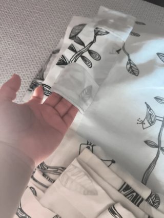 Cortinas blancas y negras con estampado