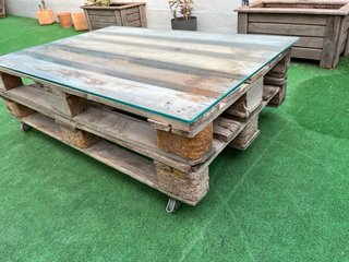 Mesa de palets con vidrio