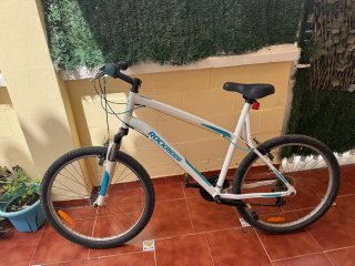 Bicicleta Rockrider blanca y azul