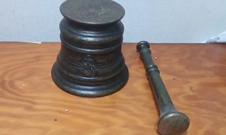 Antiguo mortero de bronce