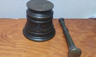 Antiguo mortero de bronce