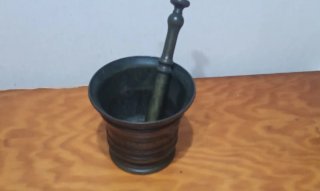 Antiguo mortero de bronce