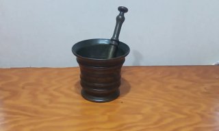 Antiguo mortero de bronce