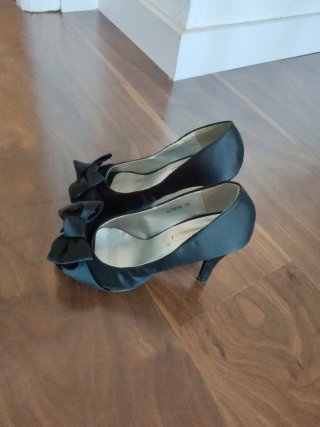 Zapatos de tacón negros con lazo