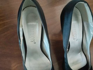 Zapatos de tacón negros con lazo