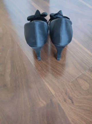 Zapatos de tacón negros con lazo
