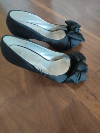 Zapatos de tacón negros con lazo