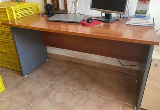 Escritorio madera de Actiu en perfecto estado