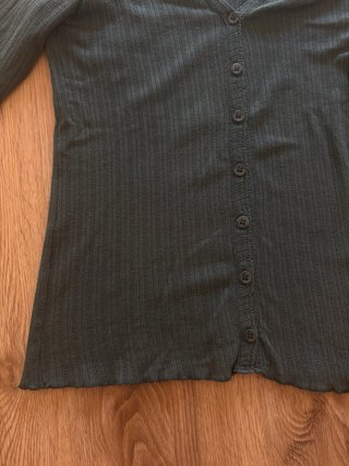 Cardigan  verde con bottoni