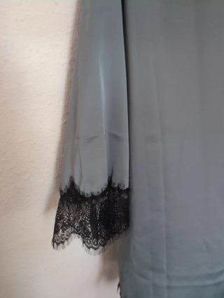Bata de seda con encaje negro