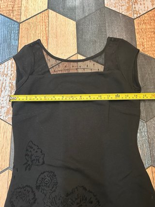 Vestido Negro Desigual con Flores Rojas