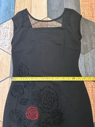 Vestido Negro Desigual con Flores Rojas