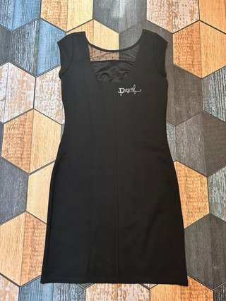 Vestido Negro Desigual con Flores Rojas