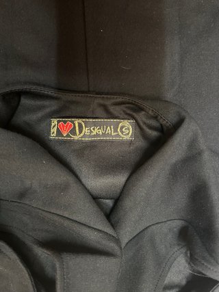 Vestido Negro Desigual con Flores Rojas