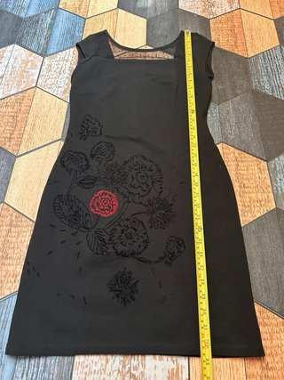 Vestido Negro Desigual con Flores Rojas
