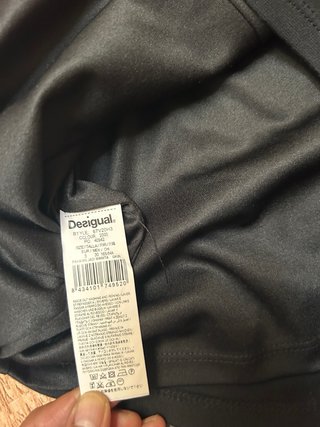 Vestido Negro Desigual con Flores Rojas
