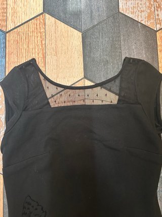 Vestido Negro Desigual con Flores Rojas