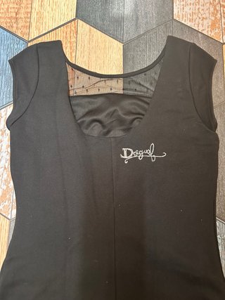 Vestido Negro Desigual con Flores Rojas