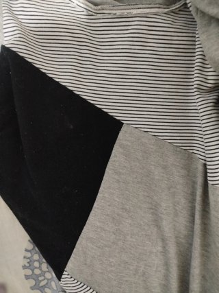 Sudadera gris y negra patchwork