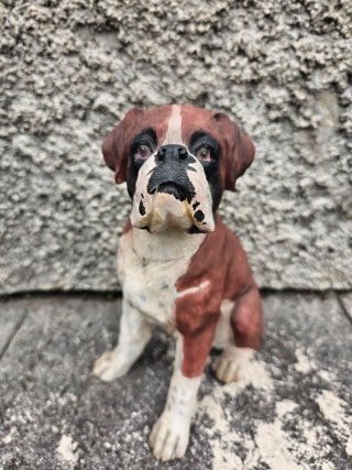 Figura de perro Bóxer