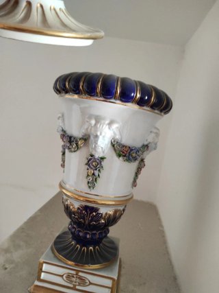Grandiosa copa decorativa antigua azul y dorada